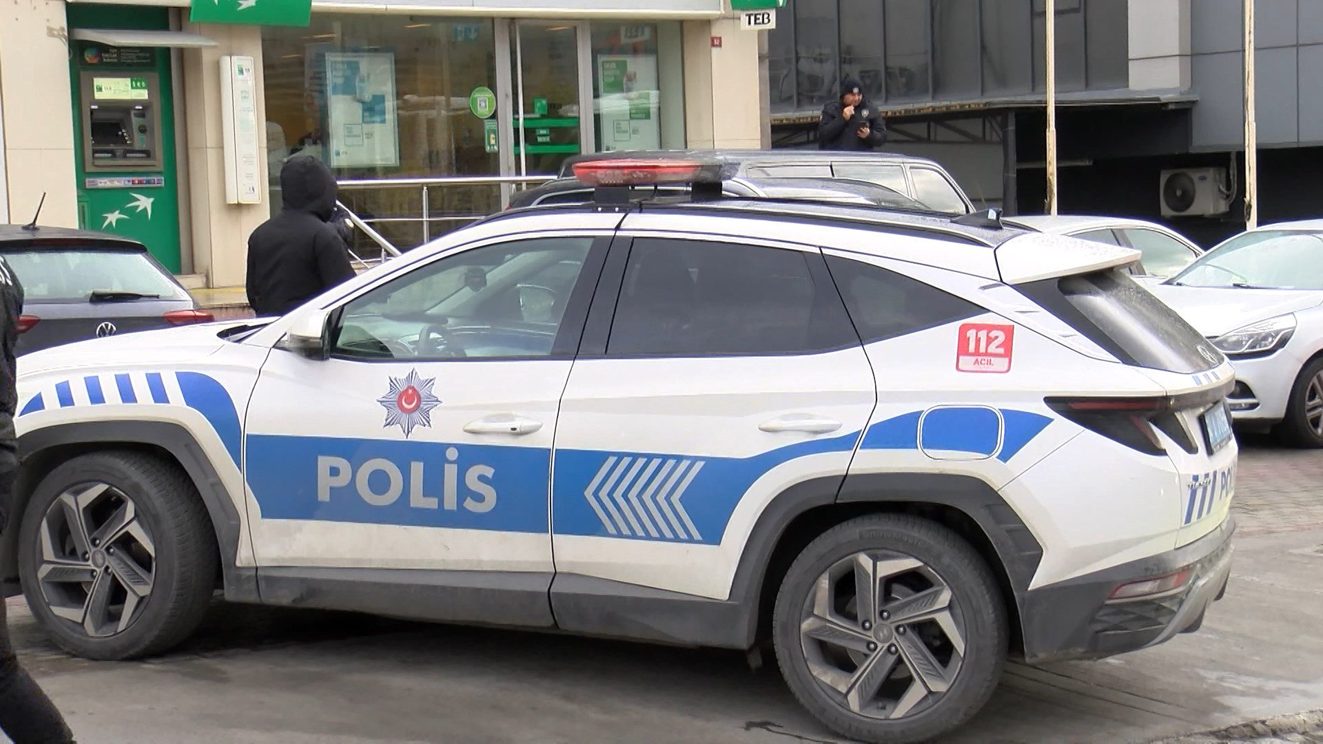 Başakşehir'de bir bankanın önünde silahla ateş edilmesine ilişkin 2 kişi