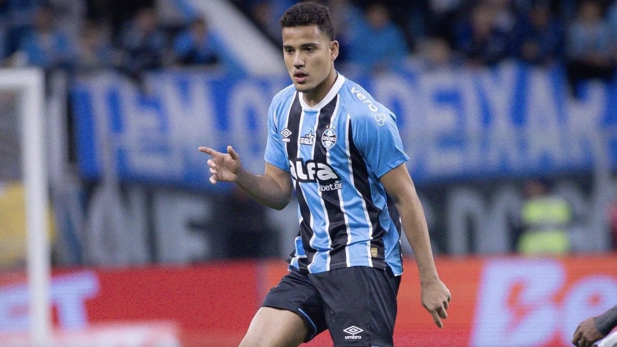 Beşiktaş, Gremio forması giyen 23 yaşındaki Brezilyalı stoper Gustavo Martins'in
