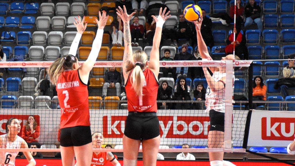 Voleybol Sultanlar Ligi'nin 13. haftasında Beşiktaş, deplasmanda Kuzeyboru'yu 3-2 yendi.