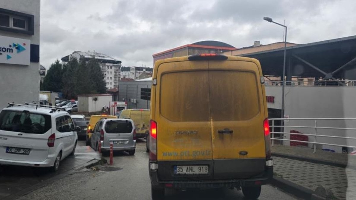 Bilecik’te PTT Kargo’ya ait araçların dar sokakta bekleme yapması, sabah