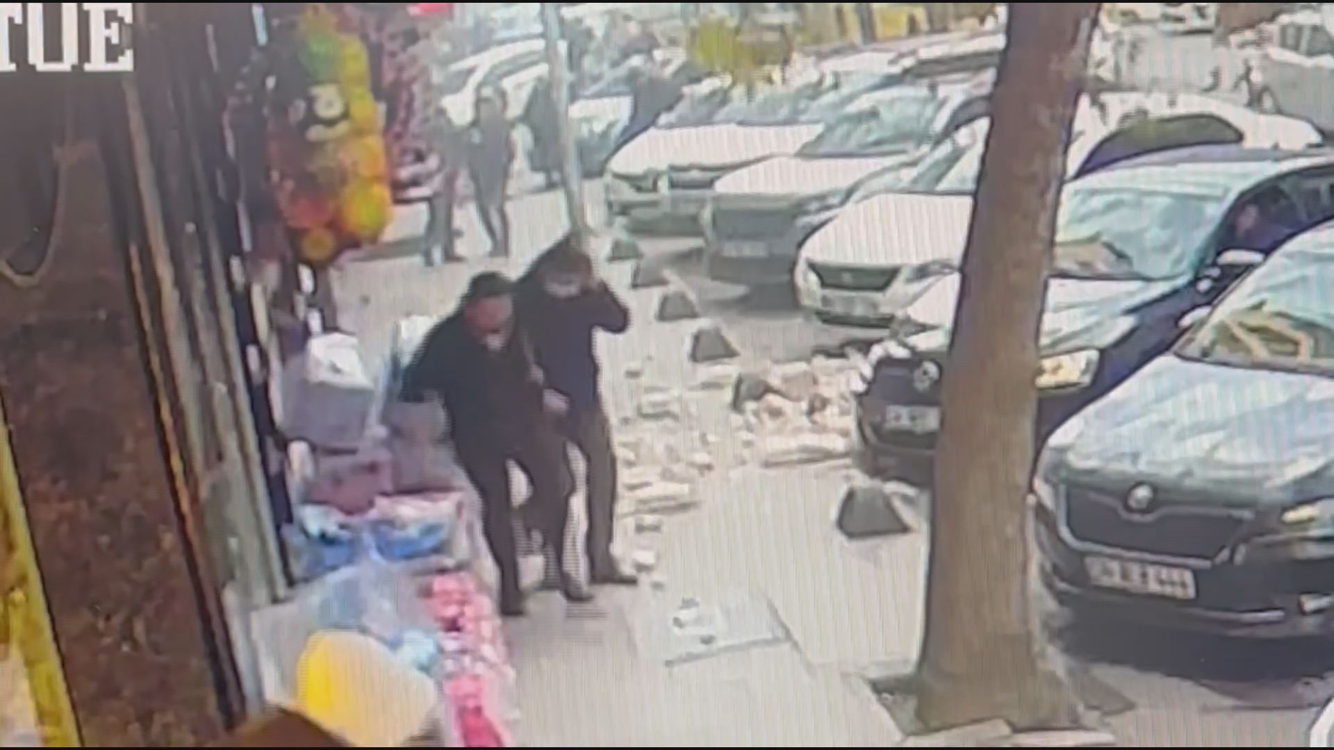 İstanbul Güngören'de bir binanın dairesinin balkonundan kopan parçalar kaldırıma düştü.