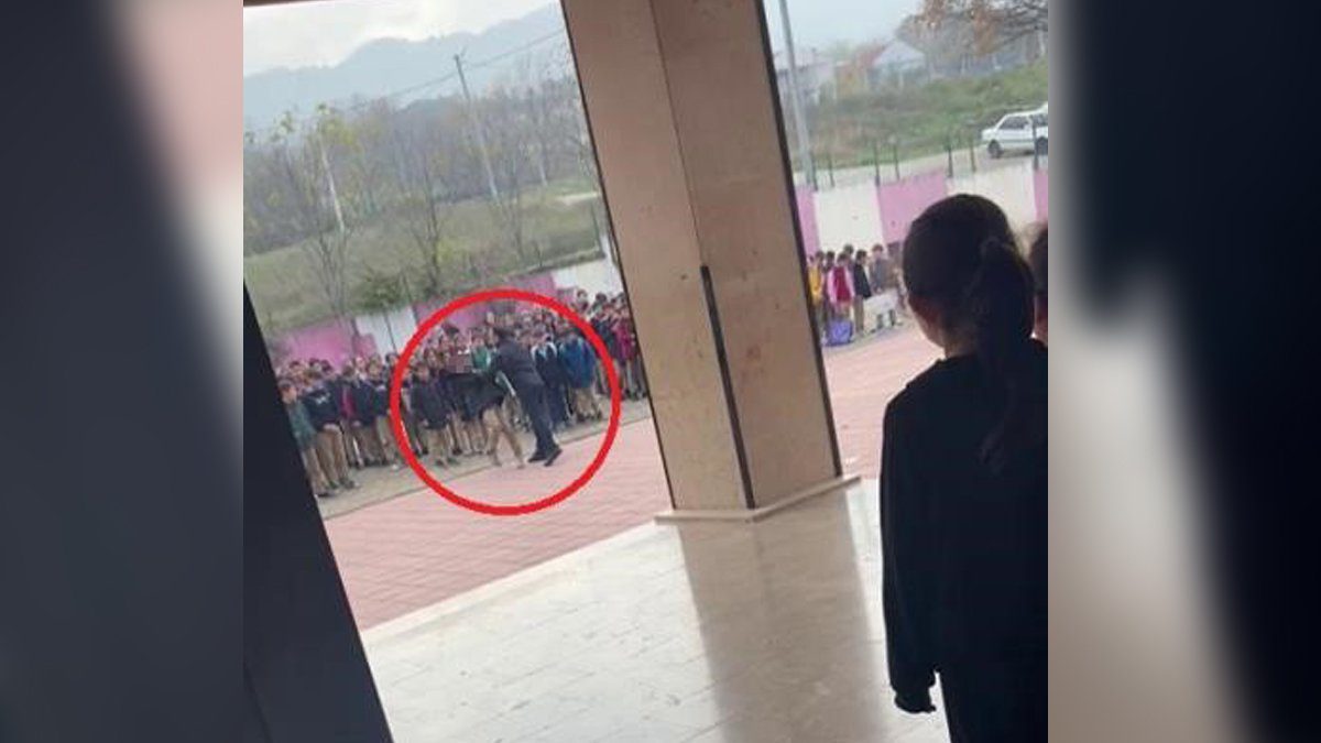 Kentte bir ortaokul müdürü, okul bahçesinde sırada dururken yanına çağırdığı