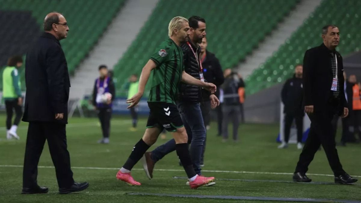 Sakaryaspor forması giyen Caner Erkin, bu sezon 3 kez kırmızı
