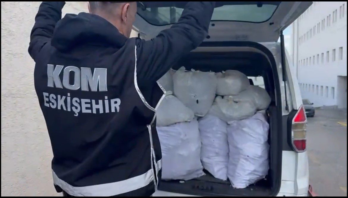 Eskişehir girişinde çekici üstündeki arızalı görünümü verilen araçta arama yapan