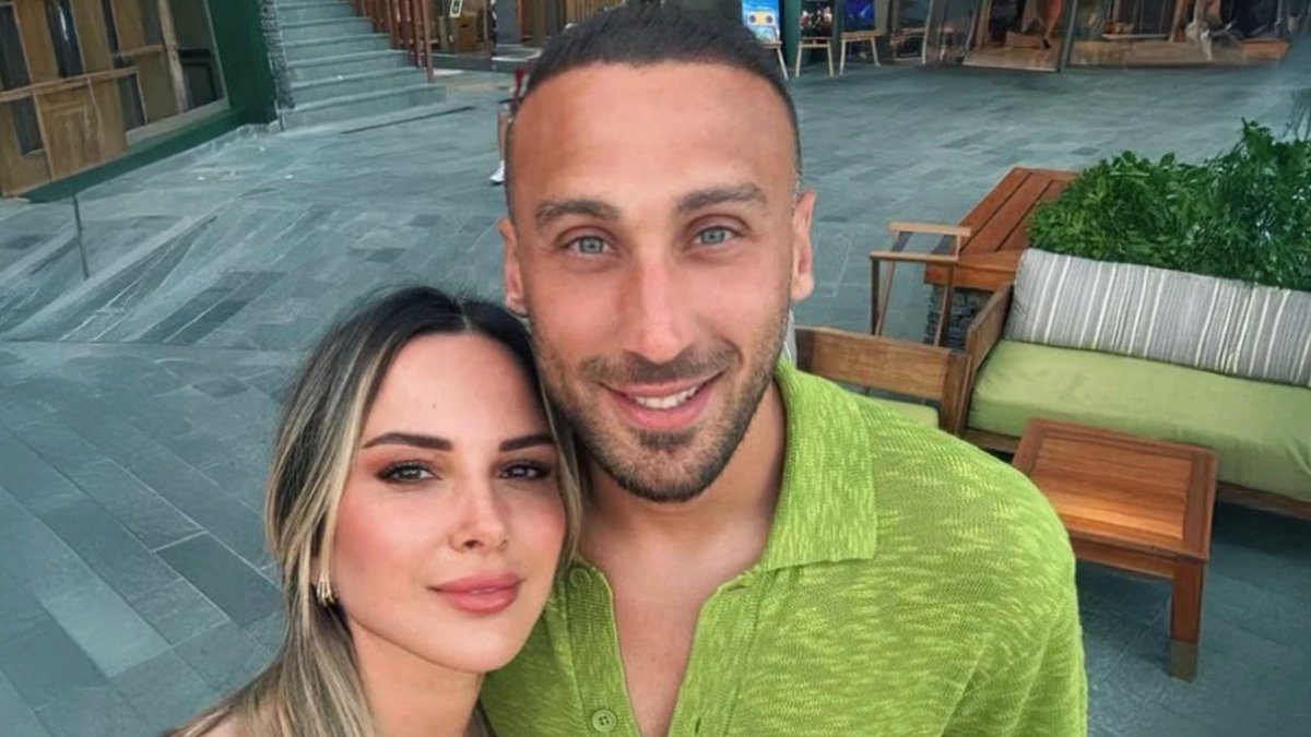 Fenerbahçeli futbolcu Cenk Tosun, eşi Ece Tosun ile boşandığına dair