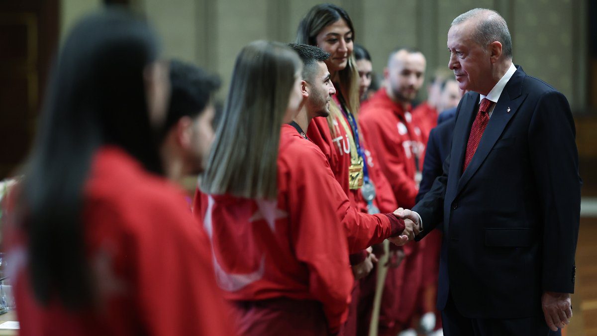 Cumhurbaşkanı Erdoğan, uluslararası başarı elde eden milli sporcuları Külliye'de kabul