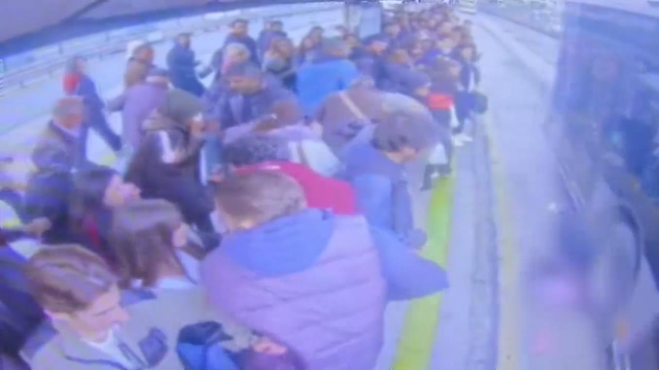 İstanbul Cevizlibağ'da metrobüs beklerken baygınlık geçiren 14 yaşındaki çocuk, durağa