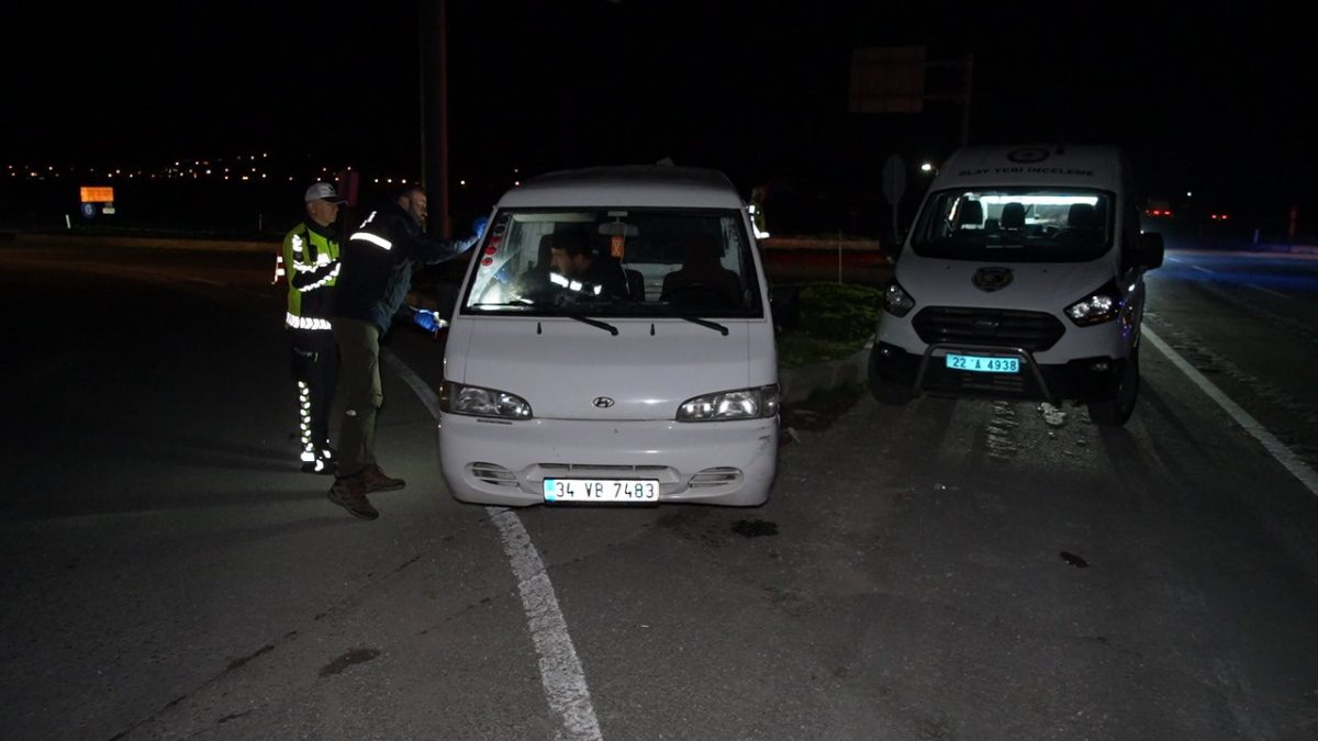 Polisin dur ihtarından kaçan panelvan minibüs, Kırklareli kavşağında kaza yapınca