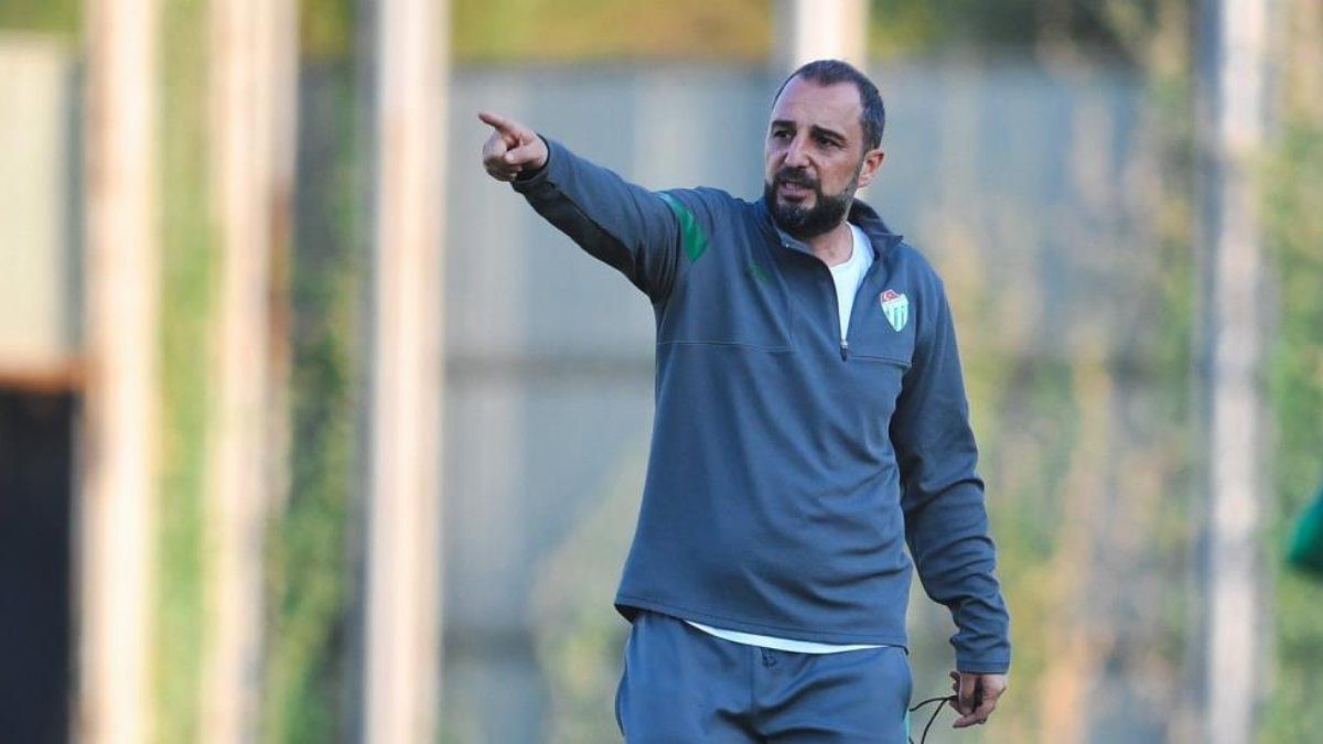 Elazığspor, Teknik Direktör Mustafa Sarıgül ile yolların ayrılması sonrası Adem