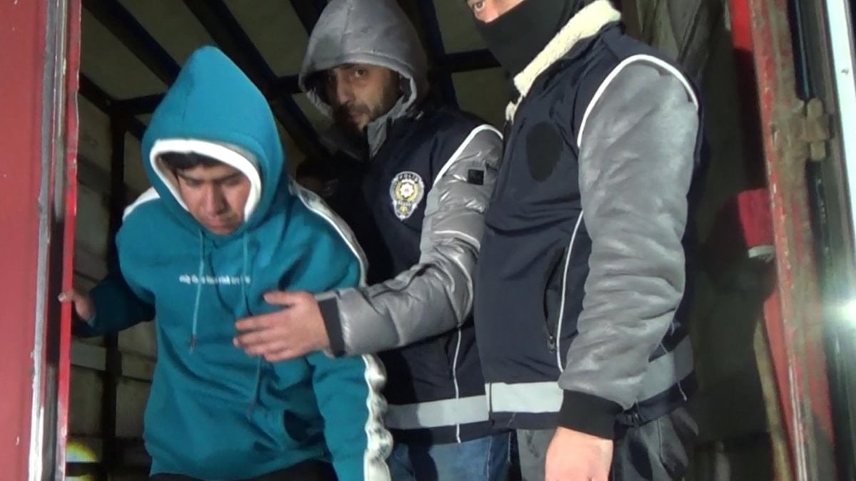 Erzurum'da gümrük mührü sökülen tırın dorsesinde 23 Afganistan uyruklu düzensiz