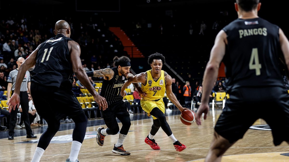 Türkiye Basketbol Süper Ligi'nin 11. hafta maçında Esenler Erokspor, Mersinspor'u