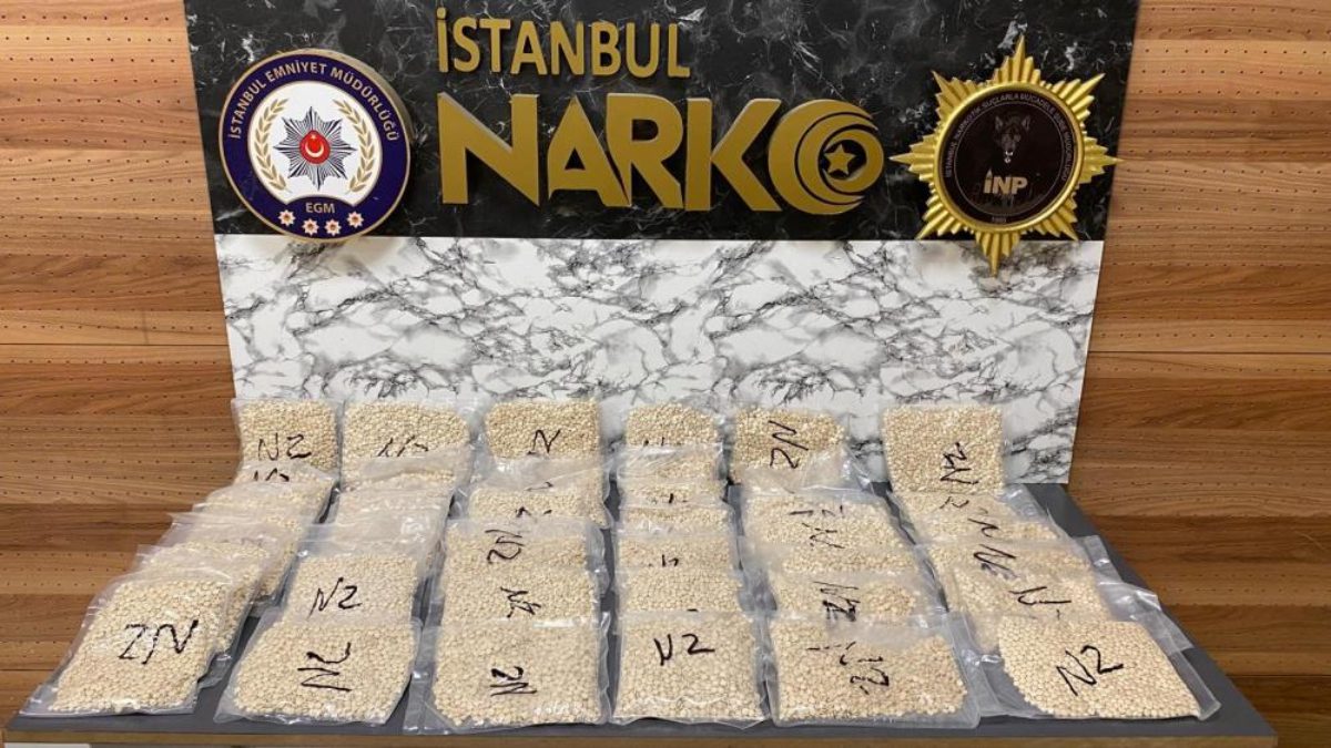 İstanbul Esenyurt’ta bir eve düzenlenen narkotik operasyonda, bazanın altına saklanmış