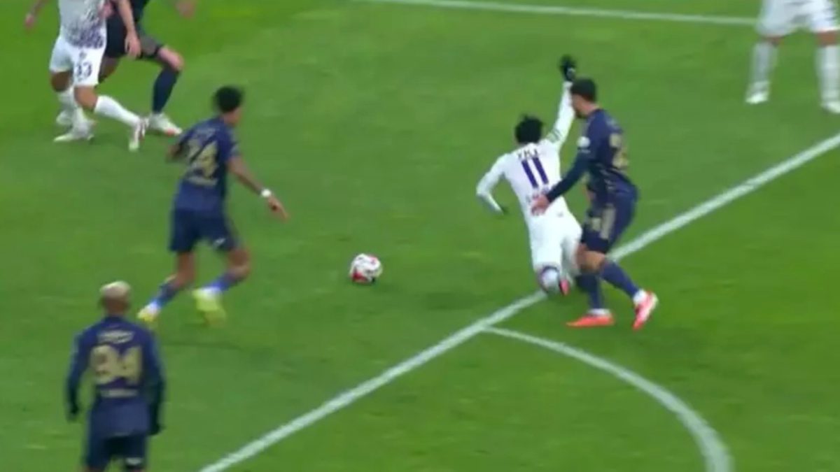 Süper Lig'in 17. haftasında Fenerbahçe deplasmanda Eyüpspor'u 3-0 mağlup etti.