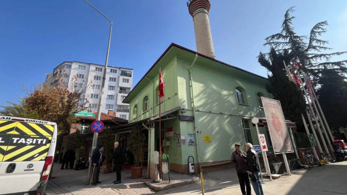 Tepebaşı ilçesinde, bir şahsın cami kapsını yumrukladığı anlar güvenlik kamerasına