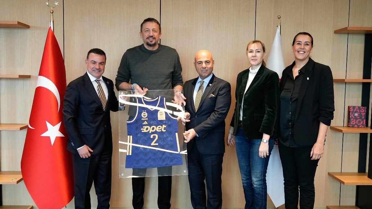 Türkiye Basketbol Federasyonu (TBF) Başkanı Hidayet Türkoğlu, Fenerbahçeli yöneticiler ile