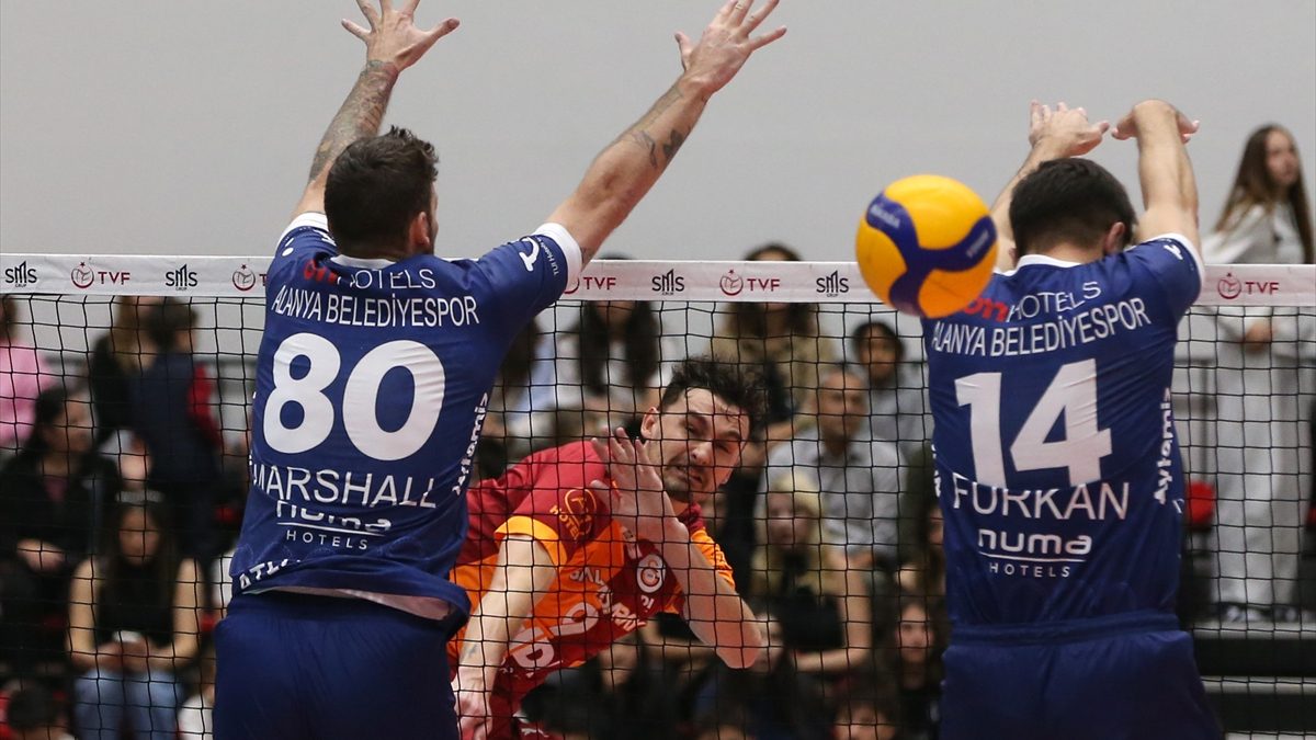 Voleybol Efeler Ligi'nin 12. haftasında Galatasaray, deplasmanda Alanya Belediyespor'u 3-1