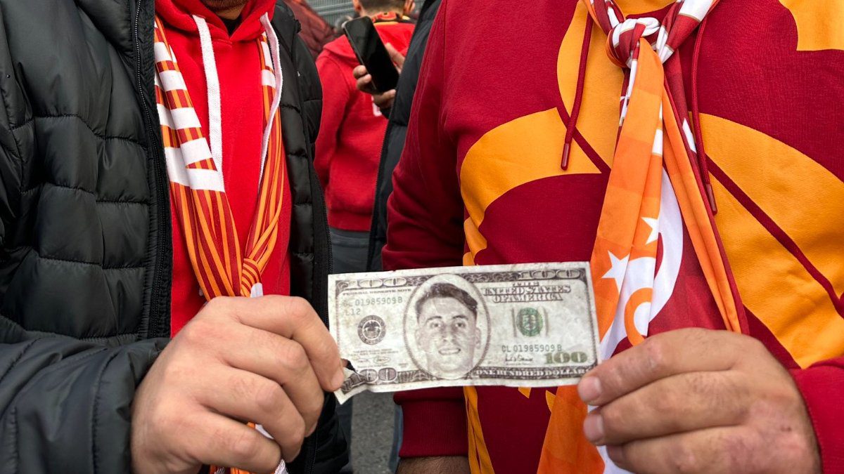 Galatasaraylı taraftarlar, derbi için Kerem Aktürkoğlu'nun fotoğrafının bulunduğu dolarlar bastırdı.