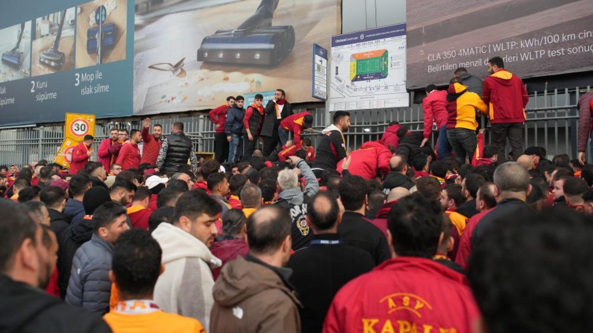 Galatasaray'ın deplasmanda oynayacağı Fenerbahçe derbisini tribünden takip edecek olan sarı-kırmızılı