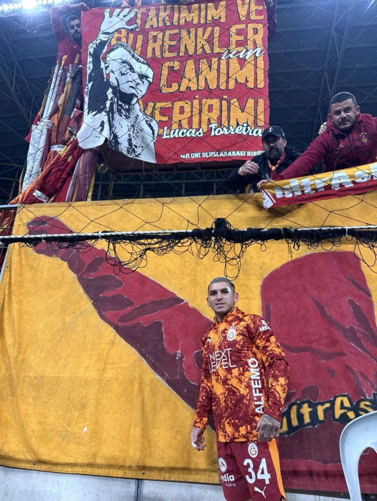Galatasaraylı taraftarlar, Samsunspor maçında takımın Uruguaylı orta saha oyuncusu Lucas