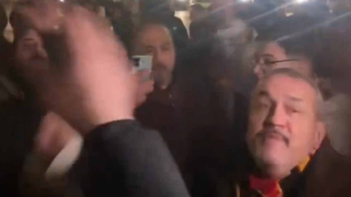 Galatasaraylı taraftarlar, Erden Timur hakkında verilen tutuklama kararının ardından Çağlayan