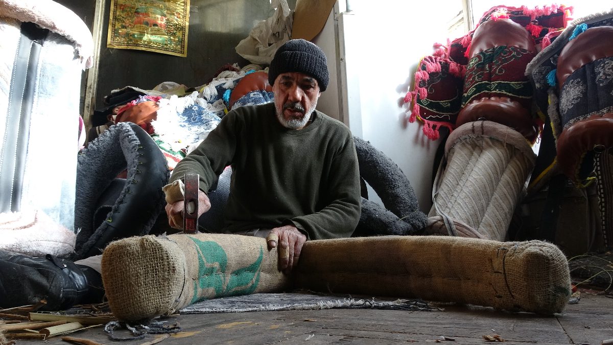 Gaziantep’te 55 yıldır semercilik yapan Ali Danaoğlu, zamana yenik düşen