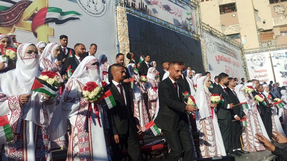 Gazze Şeridi'nde düzenlenen toplu nikah töreni ile 54 çift savaşın