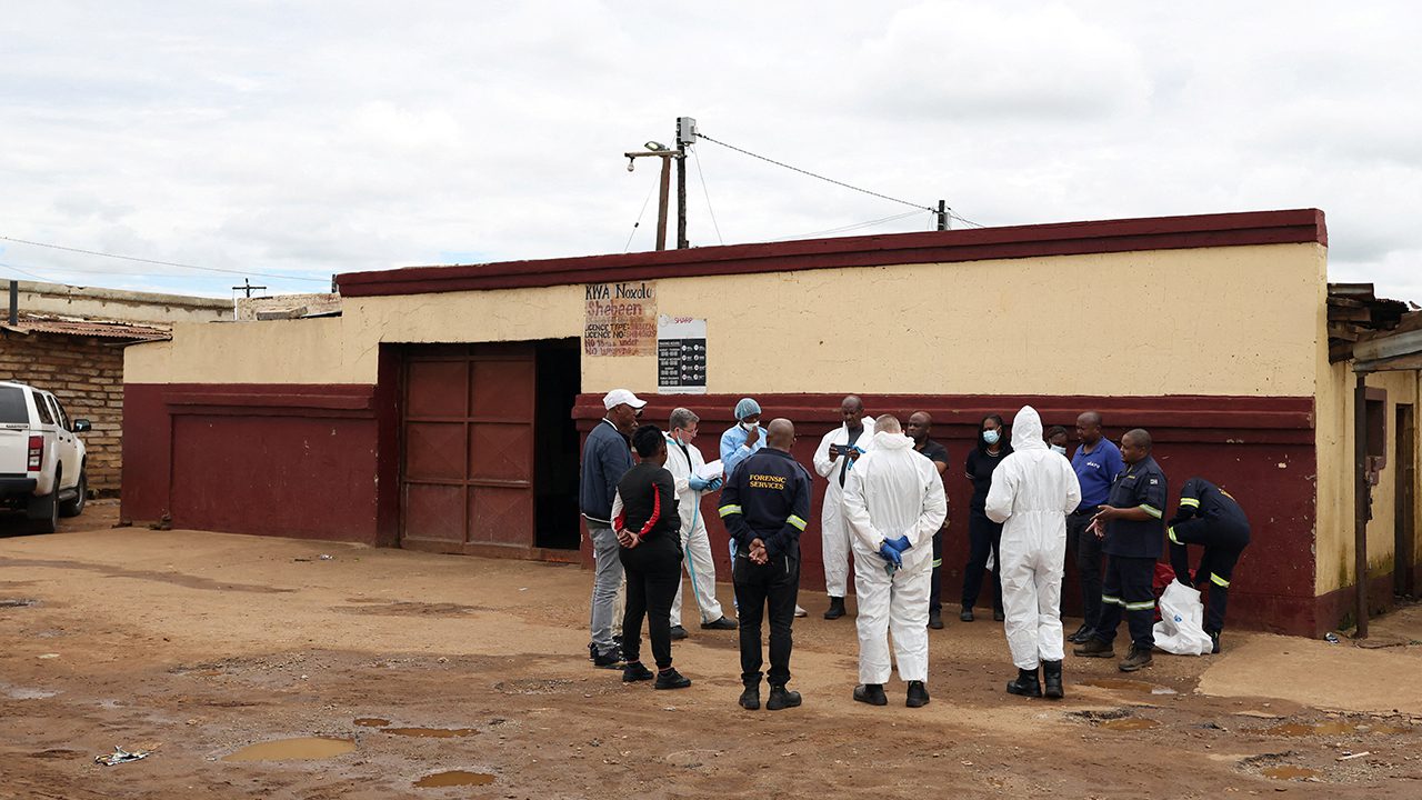 Güney Afrika’nın Johannesburg kentinin güneybatısındaki bir kasabanın barına düzenlenen silahlı