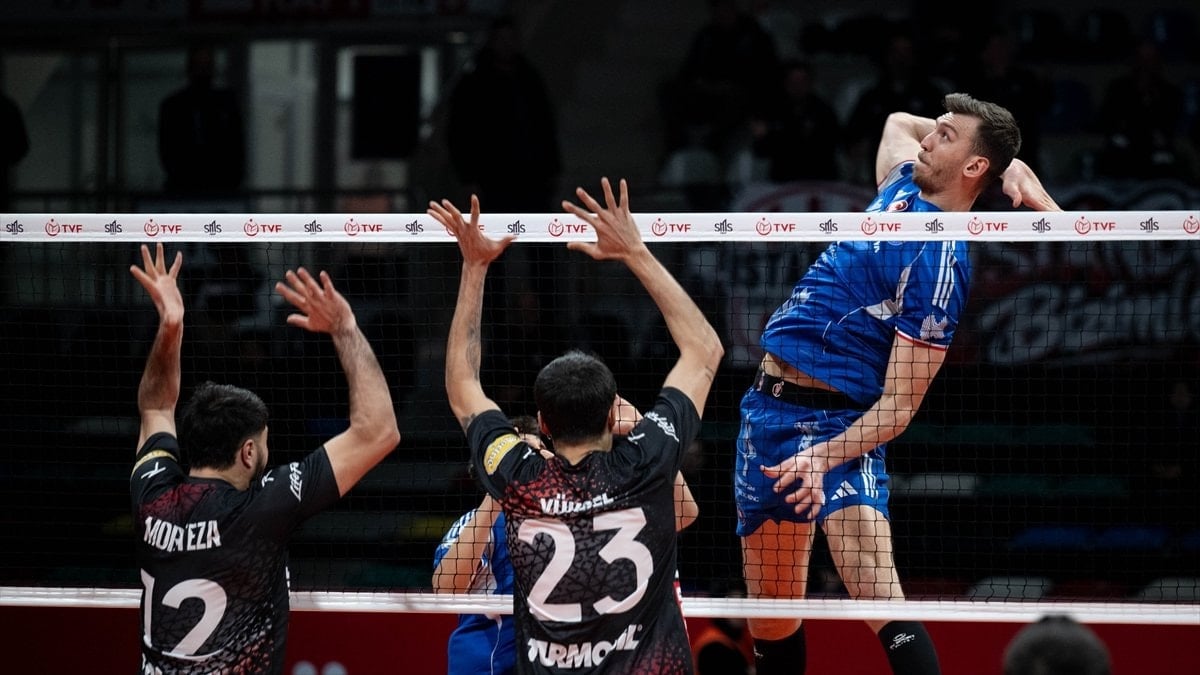 Voleybol Efeler Ligi'nin 13'üncü haftasında Halkbank, sahasında İstanbul Gençlik'i 3-2