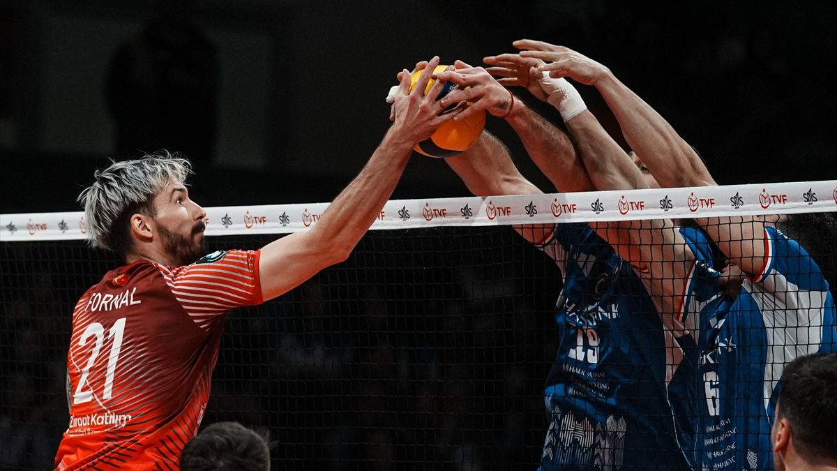 Voleybol Efeler Ligi'nin 10. haftasındaki başkent derbisinde Halkbank, Ziraat Bankkart'ı