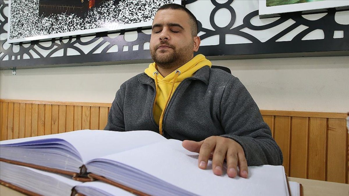Belen ilçesinde kabartma yazıyla Kur'an-ı Kerim'i ezberleyip hafız olan görme