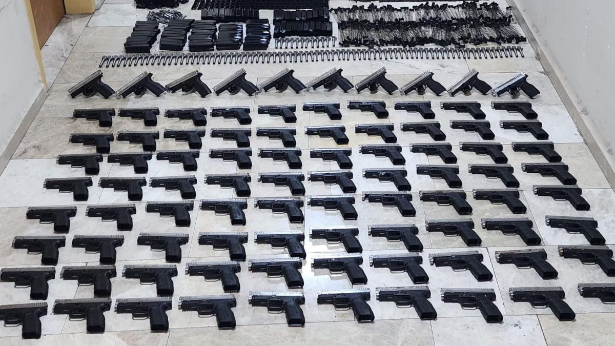 Erzin ilçesinde durdurulan bir araçta parçalar halinde 90 ruhsatsız tabanca