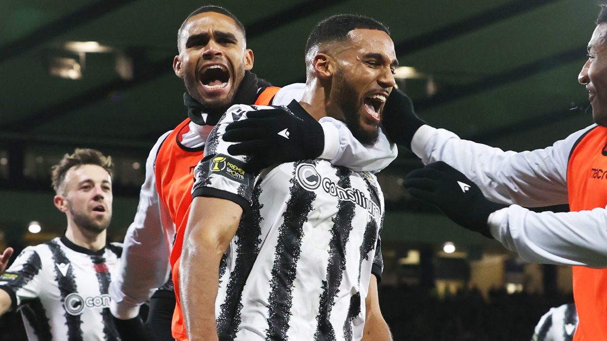 80 bin nüfuslu Paisley kasabasının takımı olan St. Mirren, Celtic'i