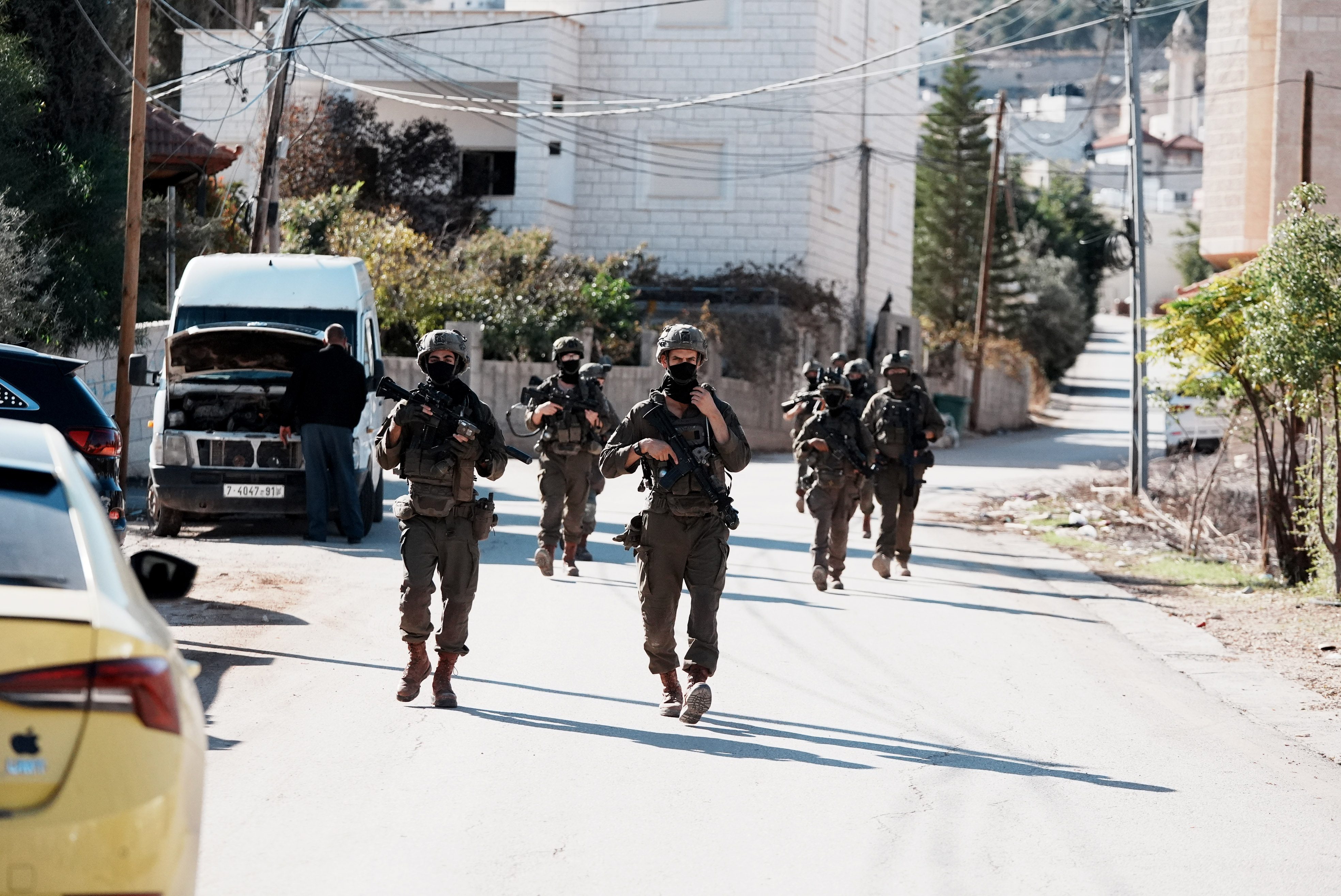 İsrail ordusu, işgal altındaki Batı Şeria'ya yeni baskınlar düzenledi, mahalleye