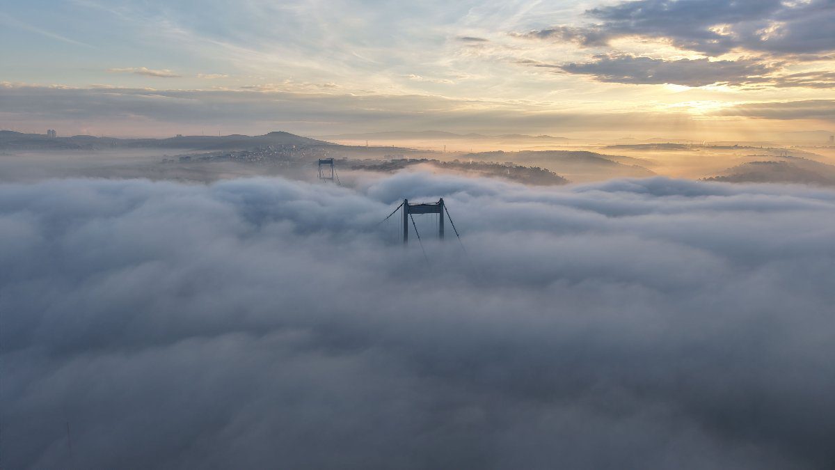 İstanbul'un bazı bölgelerinde ve boğaz çevresinde etkili olan sis havadan