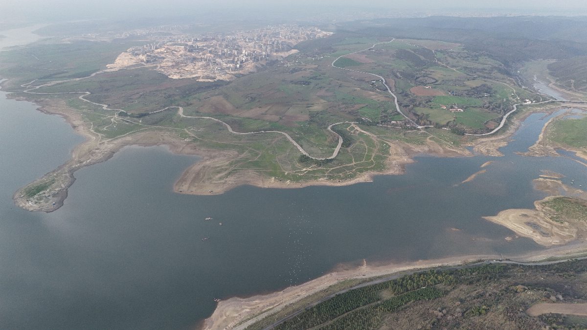 Megakent İstanbul'a su sağlayan Sazlıdere Barajı'ndaki su seviyesi düşünce kuraklığın