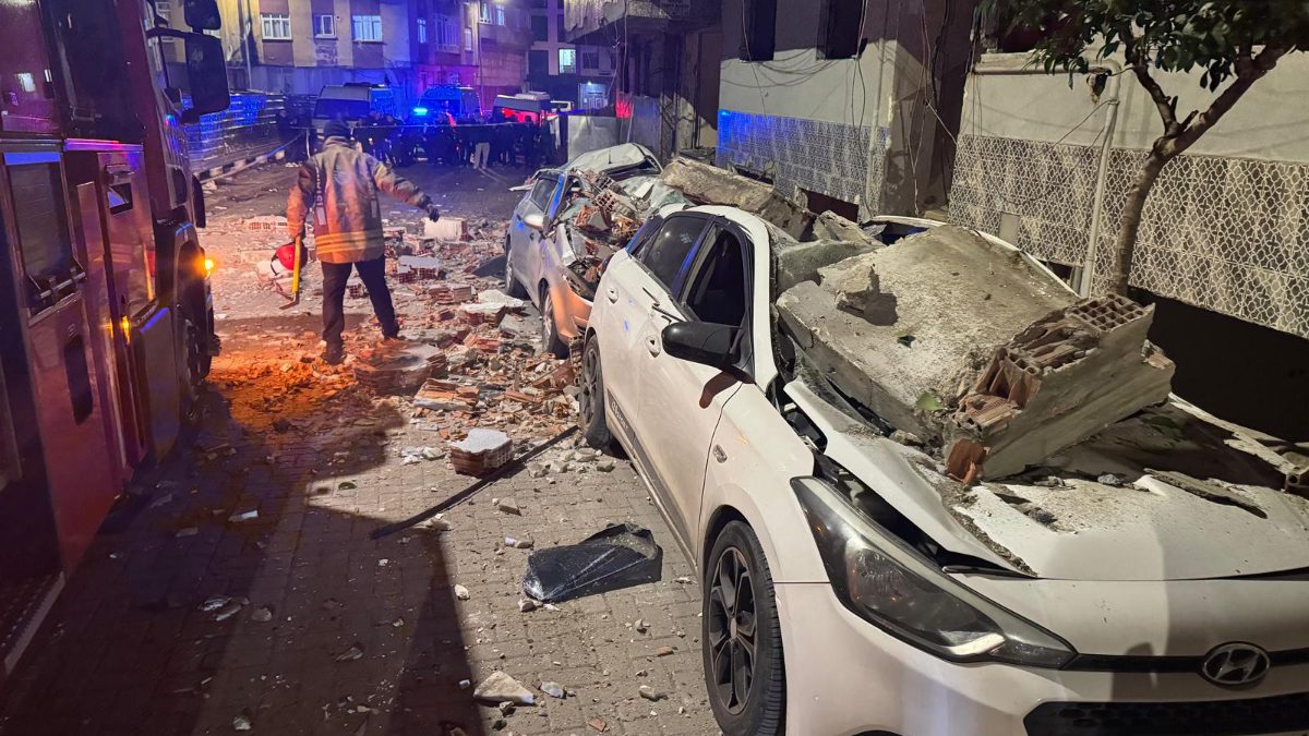 Zeytinburnu ilçesinde kentsel dönüşüm sürecindeki bir binadan kopan beton parçaları,