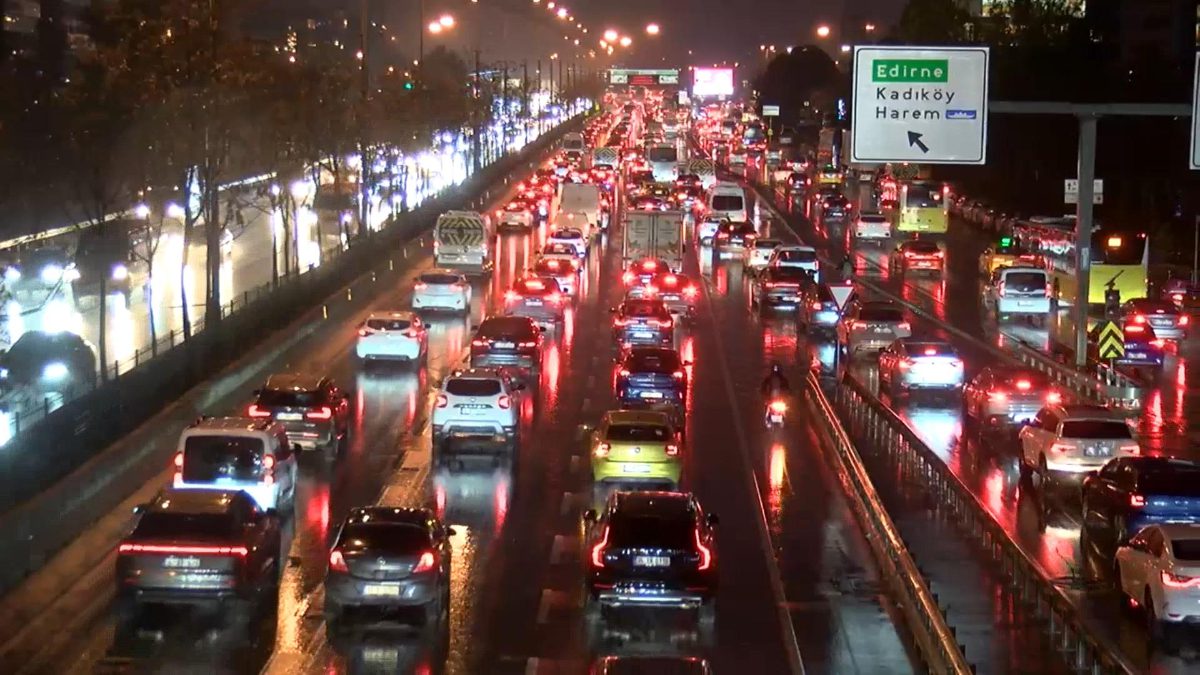 İstanbul'da haftanın ilk iş gününde yağışın da etkisi ile trafik