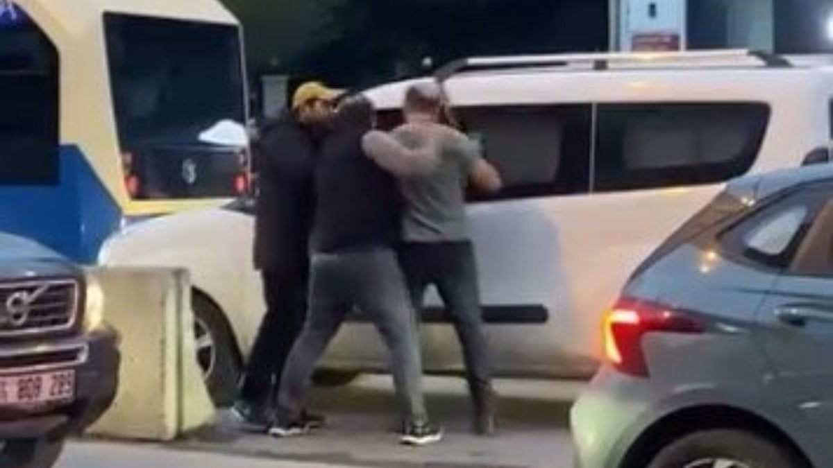Kadıköy’de hafif ticari araç sürücüsü ile minibüs şoförü arasında yol