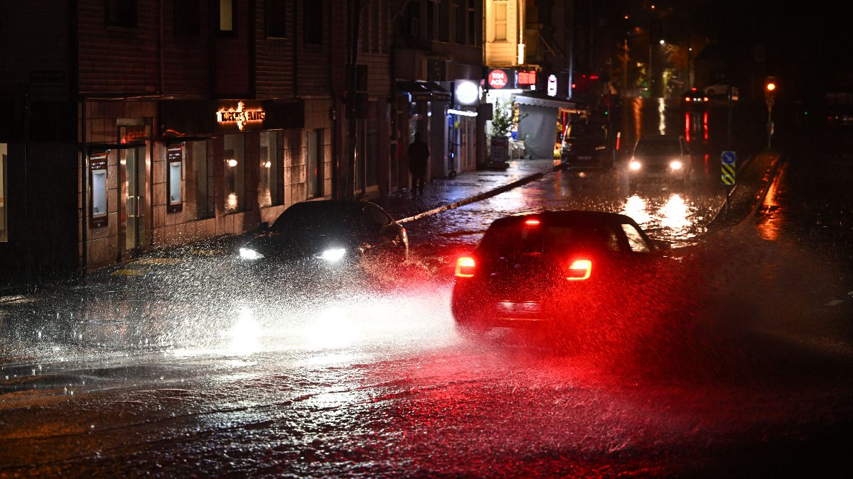 Gece yarısından itibaren etkisini artıran sağanak İstanbul’da hayatı olumsuz etkiledi.