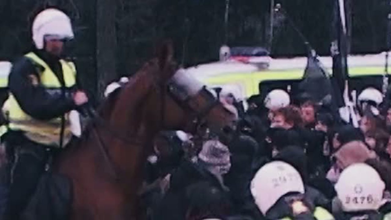 İsveç’te yaklaşık 200 kişinin katıldığı neo-Nazi yürüyüşü, 15 yıl sonra