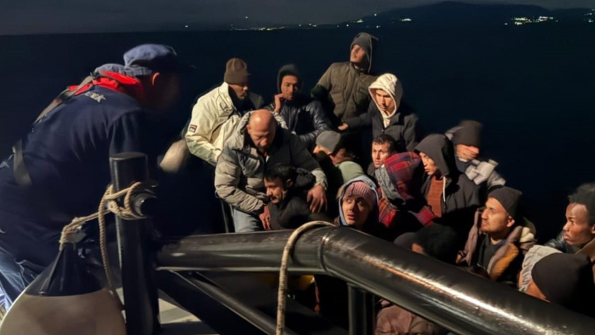 İzmir Seferihisar açıklarında motor arızası nedeniyle sürüklenen lastik bottaki 10'u