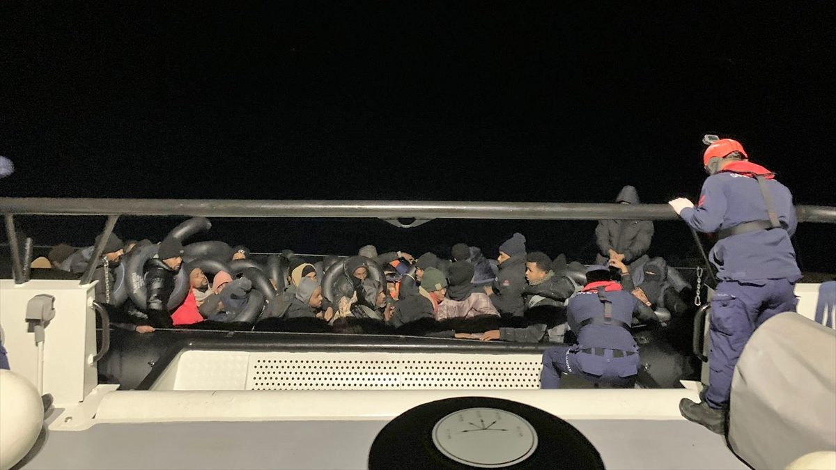 Çeşme ilçesi açıklarında Sahil Güvenlik ekipleri tarafından iki ayrı operasyonda