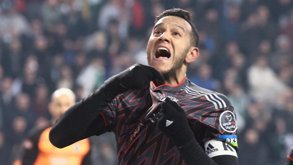 Beşiktaş ve Fenerbahçe formalarını giyen Josef de Souza, derbi maçı