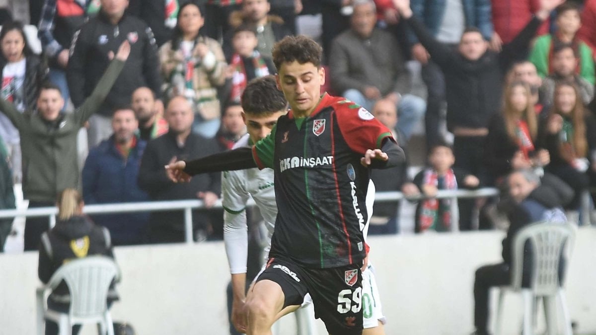 Trabzonspor, Karşıyaka'nın genç futbolcusu Adem Yeşilyurt'u kadrosuna katmak istiyor.