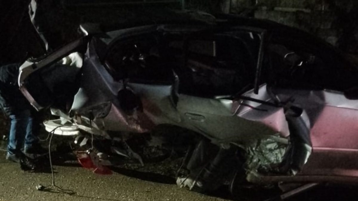 Cide ilçesinde meydana gelen trafik kazasında, şarampole yuvarlanan otomobilde yolcu