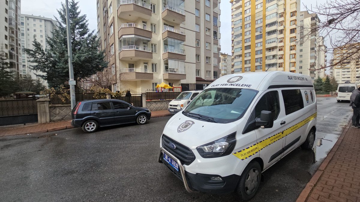 Melikgazi ilçesinde boşanma aşamasında olduğu eşinin evine gelen emekli başçavuş,