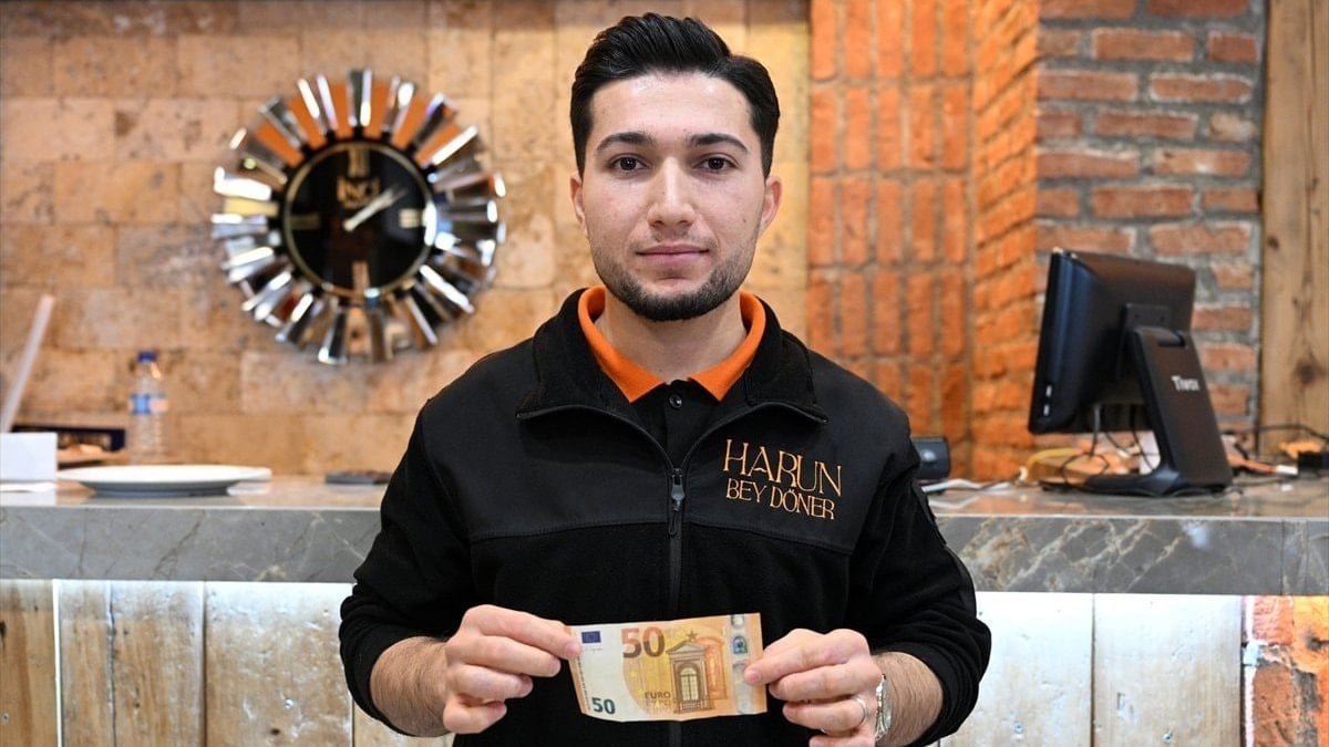 Restoranda ailesiyle yemek yedikten sonra garsona bahşiş veren yabancı turist,