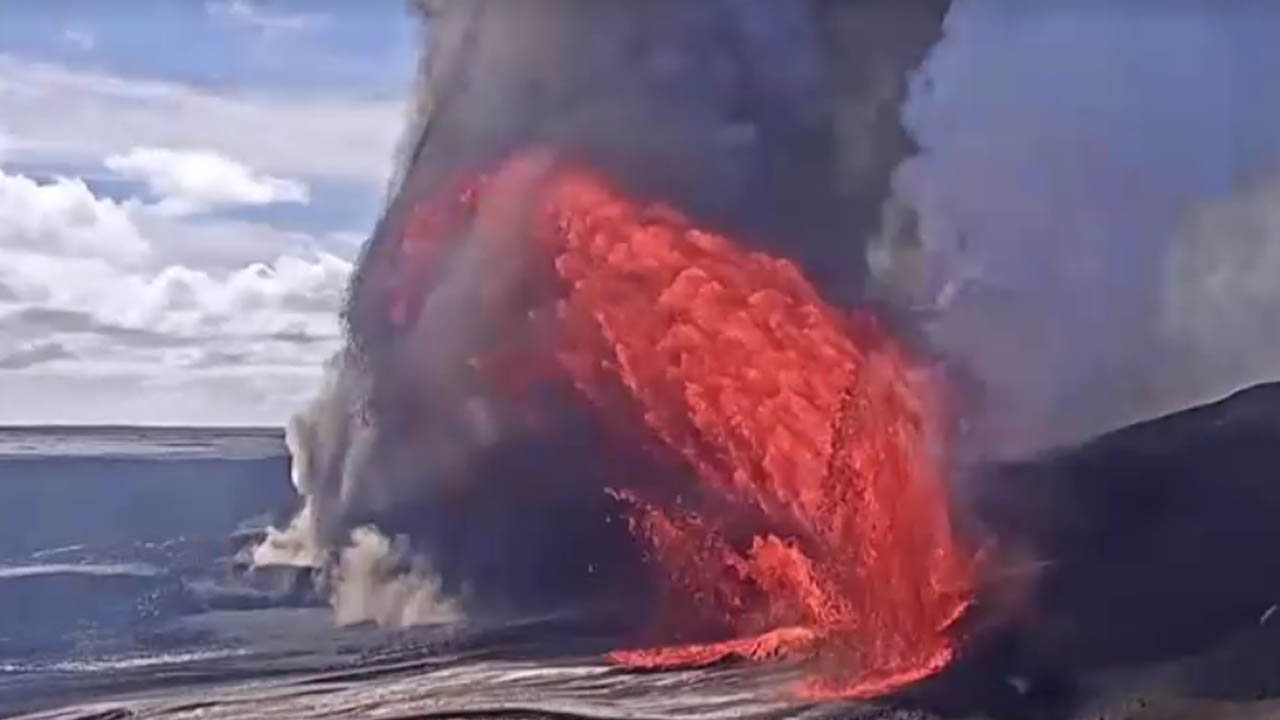 Dünyanın en aktif yanardağlarından ABD'nin Hawaii eyaletindeki Kilauea yeniden hareketlendi.