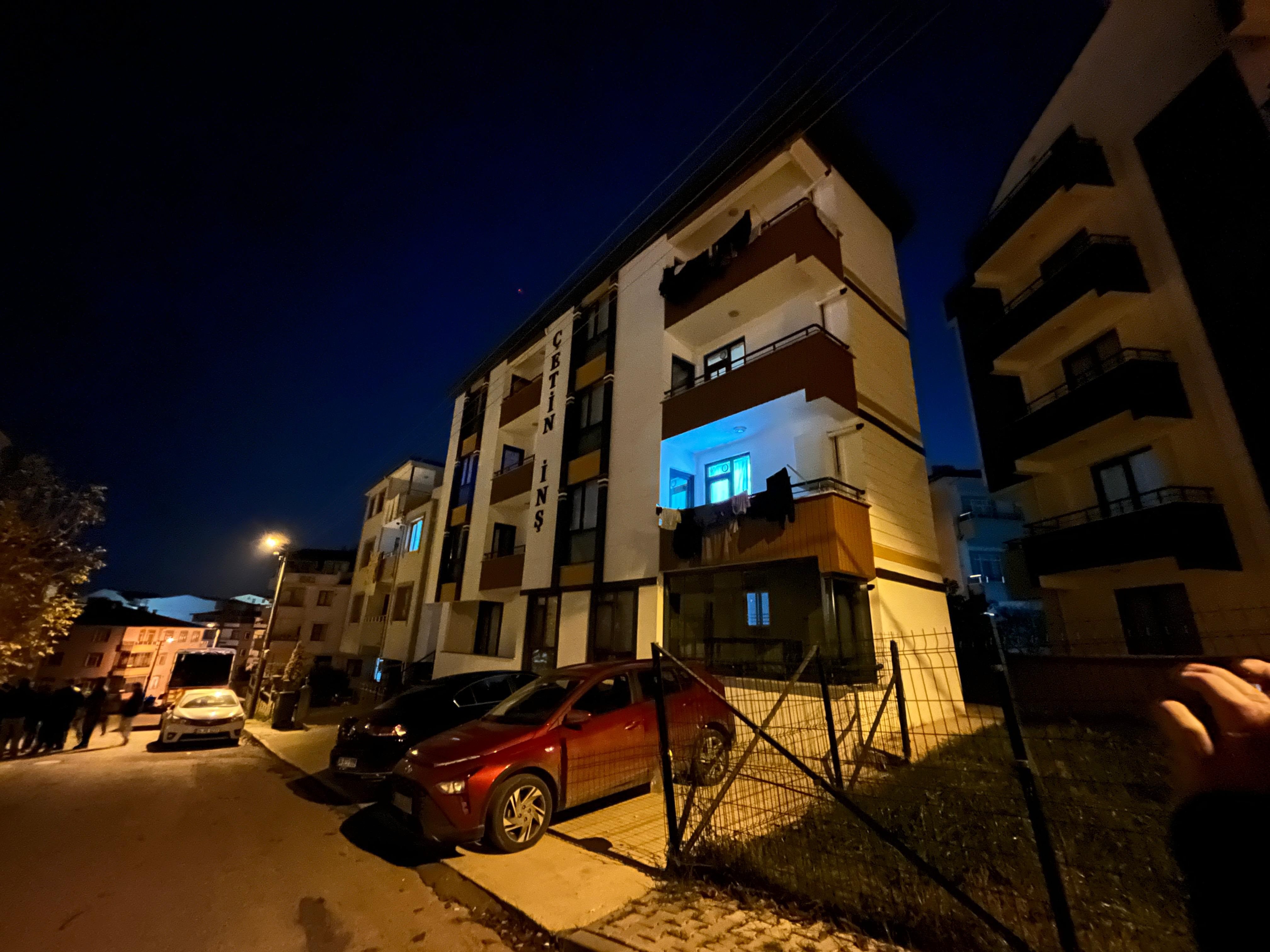 Kocaeli'nin Körfez ilçesinde ailesiyle birlikte yaşadığı evde başından tabancayla vurulmuş