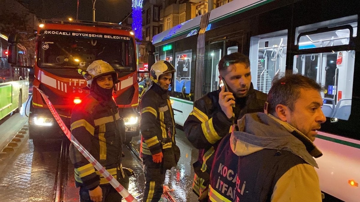 İzmit ilçesinde yolun karşısına geçmeye çalışan 71 yaşındaki kadın, tramvayın